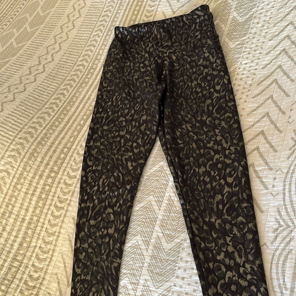 Women’s Onzie small medium gold foil black leopard print leggings pants